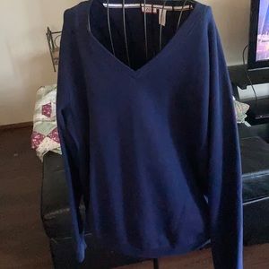 Women’s sweatshirt.